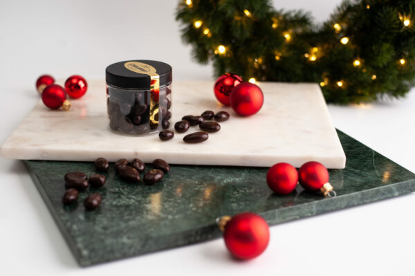 Pudełko z drażami Cukiernii Czekoladowy. Miz migdał z rodzynkami w czekoladzie z oferty świątecznej.
