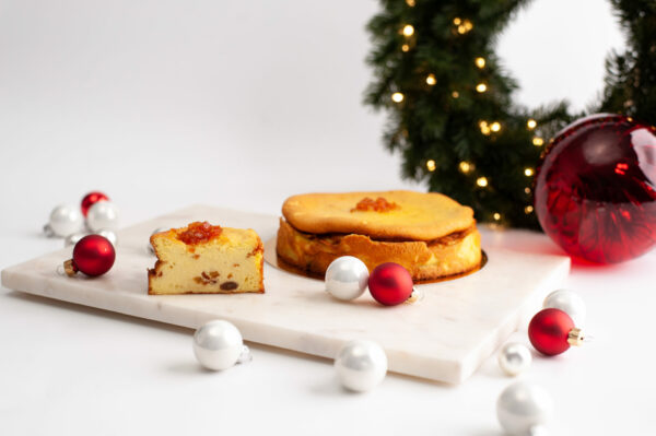 Sernik z rodzynkami i skórką pomarańczową. Ciasto ze światecznej oferty Bożonarodzeniowej Cukiernii Czekoladowy.