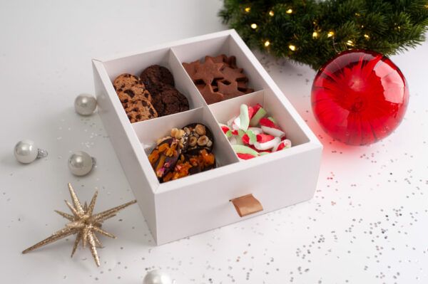 Christmas Box z piankami, piernikami, czekoladą i ciasteczkami. Slodki prezent na święta Cukiernii Czekoladowy.
